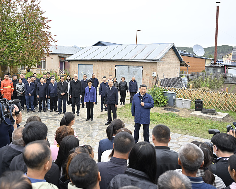 9月6日至8日，中共中央總書記、國(guó)家主席、中央軍委主席習(xí)近平在黑龍江考察。這是6日下午，習(xí)近平在大興安嶺地區(qū)漠河市北極村考察時(shí)，同當(dāng)?shù)厝罕娪H切交流。