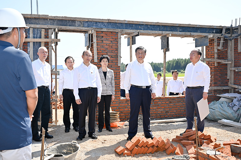 9月6日至8日，中共中央總書記、國(guó)家主席、中央軍委主席習(xí)近平在黑龍江考察。這是7日上午，習(xí)近平在遭受洪澇災(zāi)害的哈爾濱尚志市老街基鄉(xiāng)龍王廟村，察看水毀房屋重建情況。